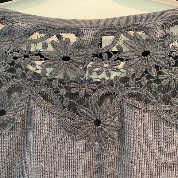 Long sleeve waffle shirt with floral cut out - Picture 3 of 4